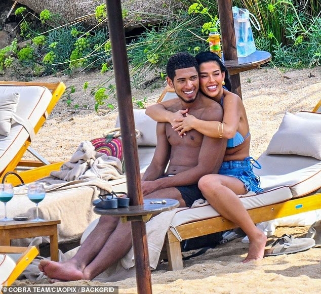 邮报披露：贝林厄姆与伴侣撒丁岛甜蜜度假，躺椅热吻尽显亲密