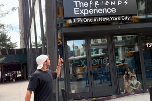 RMC：巴黎球员放假畅游曼哈顿，内维斯造访《老友记》咖啡馆