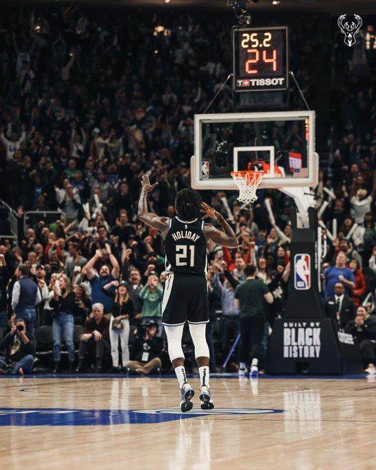 11连胜！霍勒迪神勇发挥救主 雄鹿战绩逼近绿衫军