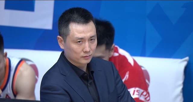 乐鱼体育-50分大胜，上海男篮稳坐榜首位置 张镇麟10分献暴扣 4外援齐爆发