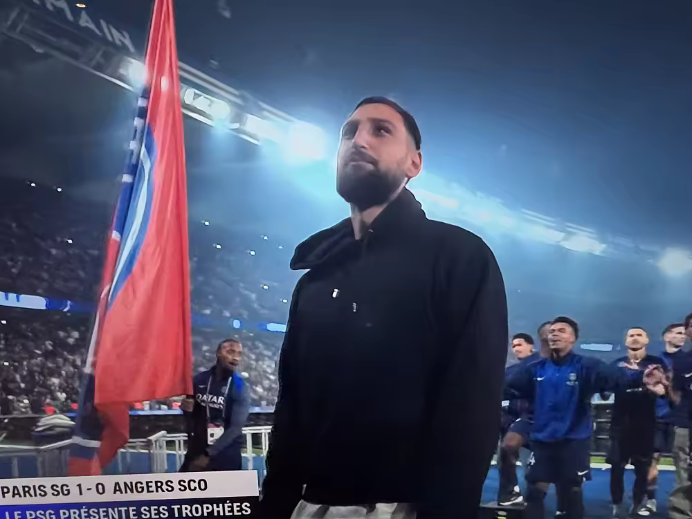 乐鱼体育-分手应该体面！多纳鲁马在巴黎vs昂热赛后向主场球迷告别