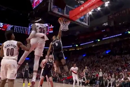 乐鱼体育-炸裂！哈珀无视防守暴力隔扣罗威，末节仅5分钟已砍下10分